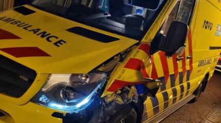 Gestolen ambulance richt ravage aan in Utrecht