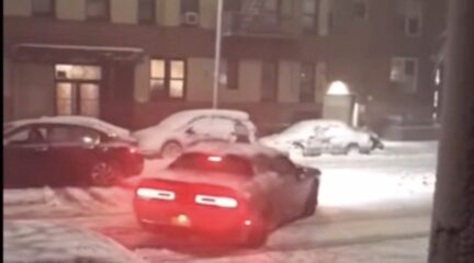 Video: 700 pk Hellcat in de winter is geen pretje