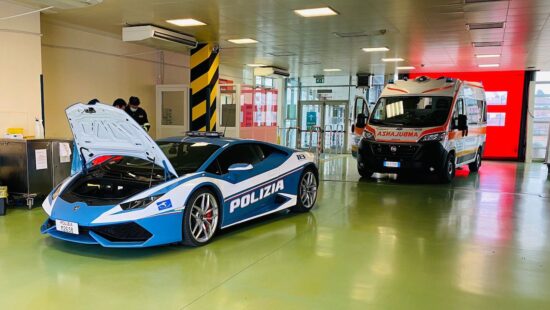 Italiaanse politie in Lamborghini raast met 300 km/u over de weg