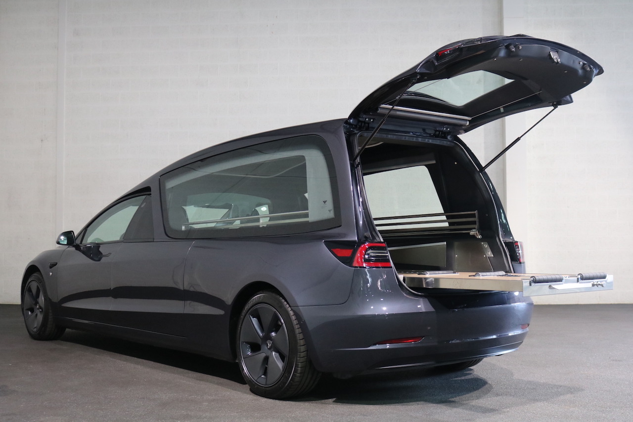 Nederlanders maken Tesla Model 3 lijkwagen