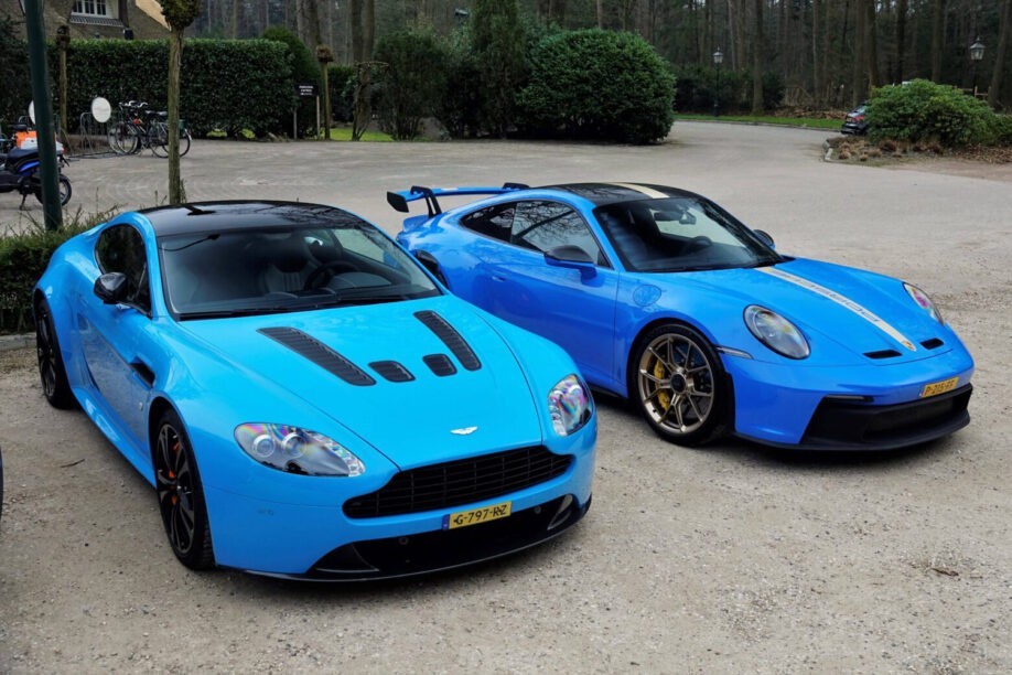 Blauwe auto's op Blue Monday
