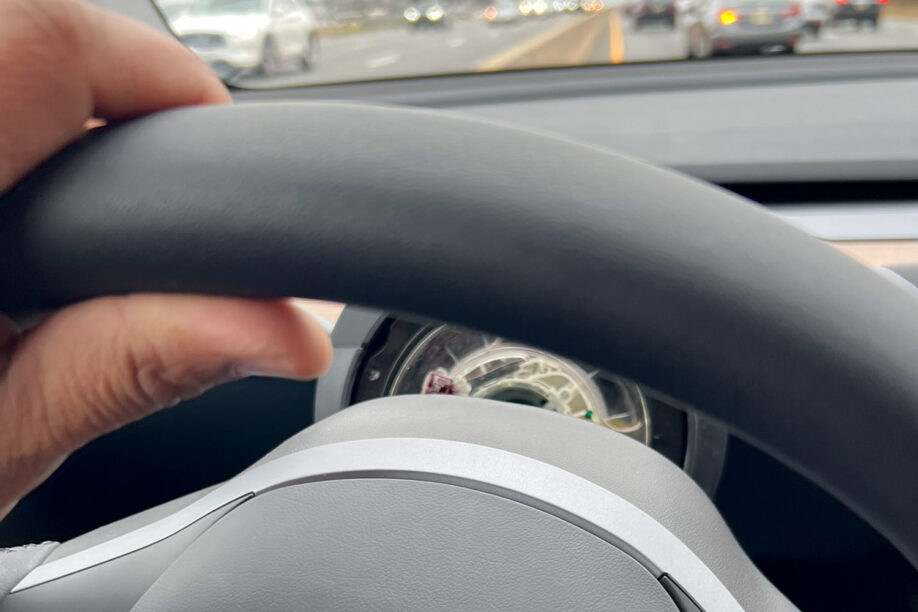 Stuur van Tesla Model Y laat spontaan los op de snelweg