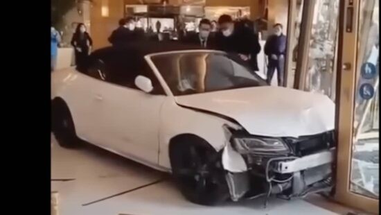 Video: boze meneer rijdt Audi lobby van hotel in