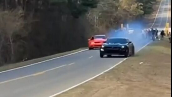 Video: straatrace loopt voor Camaro verkeerd af