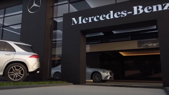 Video: zo heb je een Mercedes dealer nog nooit gezien