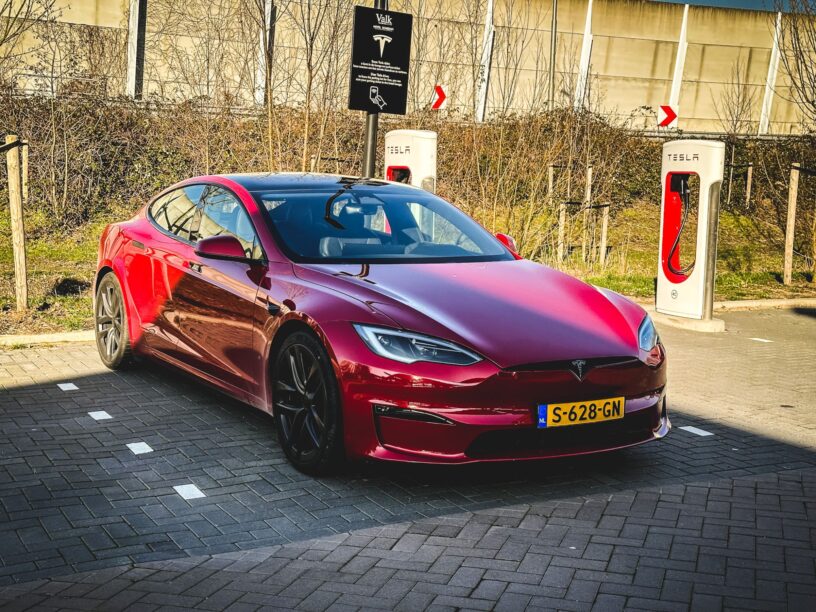 Tesla Model S Plaid aan de supercharger in Schiedam
