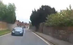 Video: Bentley met haast crasht keihard