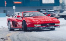 Video: Driften met je Ferrari Testarossa, op blote voeten..