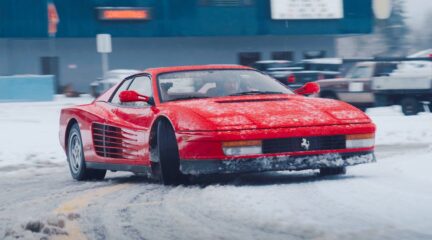 Video: Driften met je Ferrari Testarossa, op blote voeten..