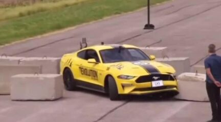 Video: Vrouw sloopt Ford Mustang tijdens rijles