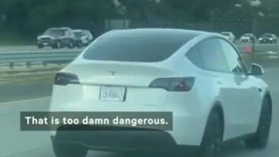 Video: vrouw slaapt in Tesla