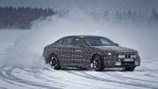 BMW i5 speelt buiten in sneeuw en ondergaat brute wintertests