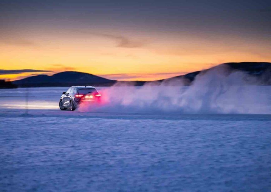 Audi Q6 e-tron laat alvast zijn gespleten koplampen zien