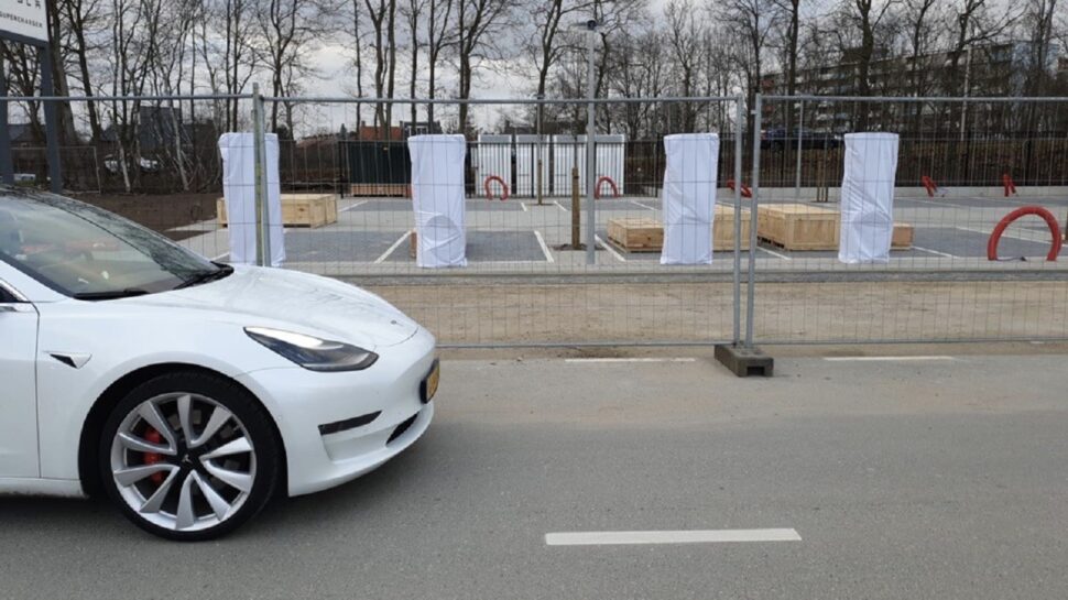 Tesla’s eerste V4 Superchargers gezien in Nederland!