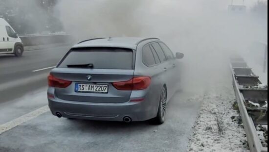 video: dikke BMW 5 Serie Touring vliegt plots in de fik