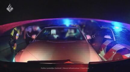 video: Politieachtervolging gestolen Mercedes