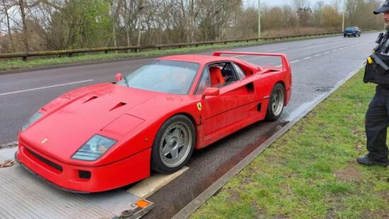 Politie neemt peperdure Ferrari F40 in beslag