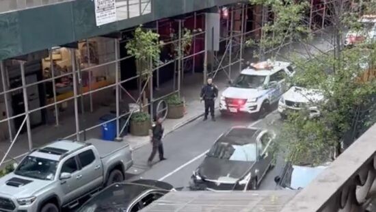 video: Cadillac ramt van alles en nog wat bij verkeerscontrole