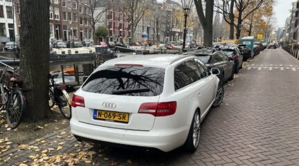 Amsterdam pest auto de stad uit
