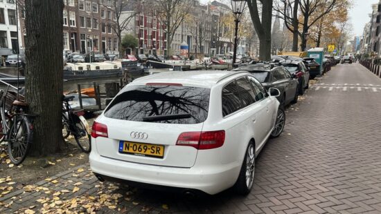 Amsterdam pest auto de stad uit