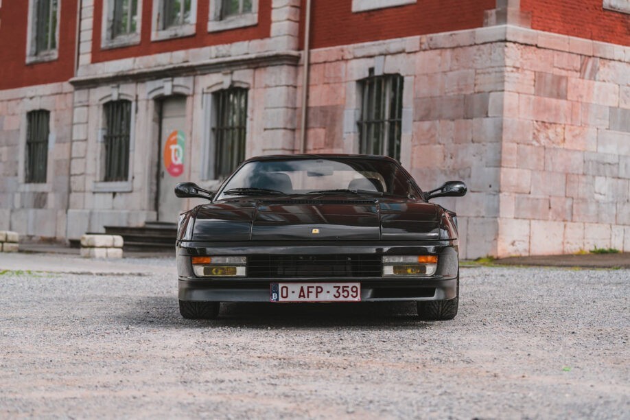 Zwarte Ferrari Testarossa
