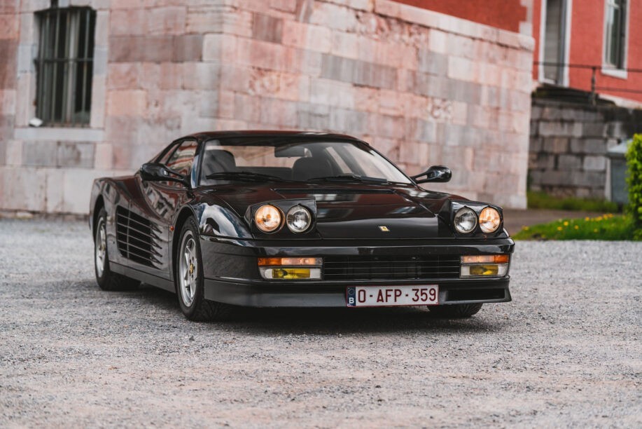 Zwarte Ferrari Testarossa