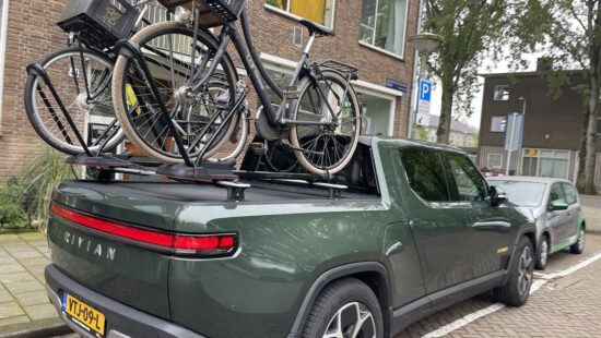Eerste Rivian in Amsterdam, uiteraard met setje fietsen erop