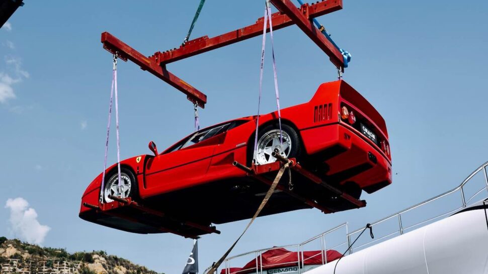 bizar: Ferrari F40 op jacht geparkeerd in Monaco
