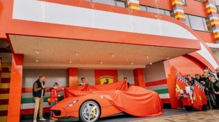 Levensgrote Ferrari Monza SP1 gemaakt van Lego