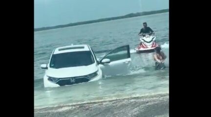 video: vrouw helpt jetski (en auto) het water in