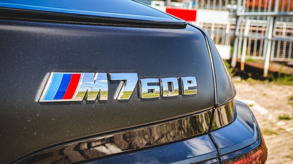 BMW M760e xDrive - rijtest en video
