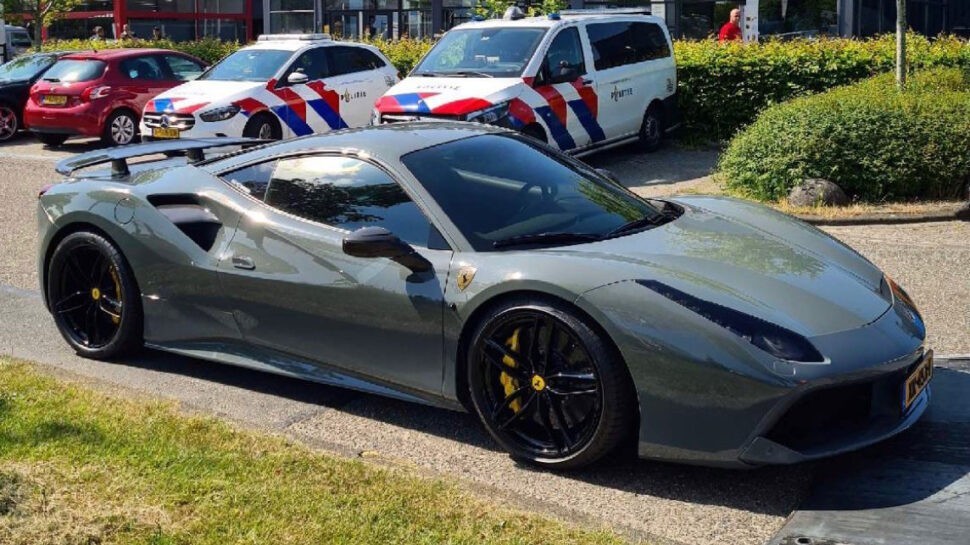 Politie Hoofddorp neemt dikke Ferrari in beslag
