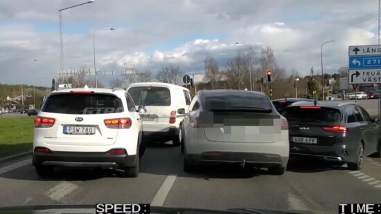 Video: Tesla-bestuurder ramt anderen om aan politie te ontsnappen