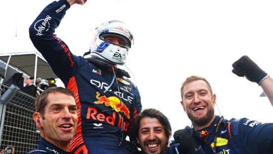 Vettel lijkt het niet erg te vinden dat Max z'n record heeft verbroken