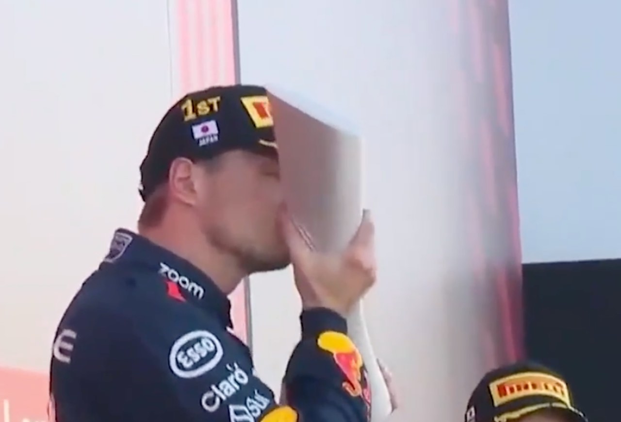 Waarom Max Verstappen zijn trofee een kus gaf