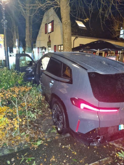 Beschonken BMW XM-rijder parkeert tegen boom