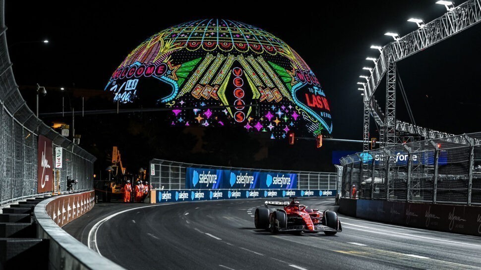 Zware gridstraf voor Carlos Sainz vanwege putdeksel