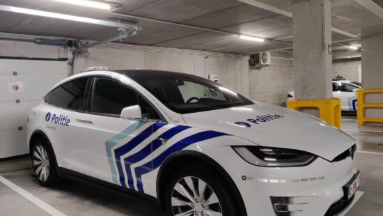 De bizarre reden waarom deze Belgische politie-Tesla al 4 jaar stilstaat