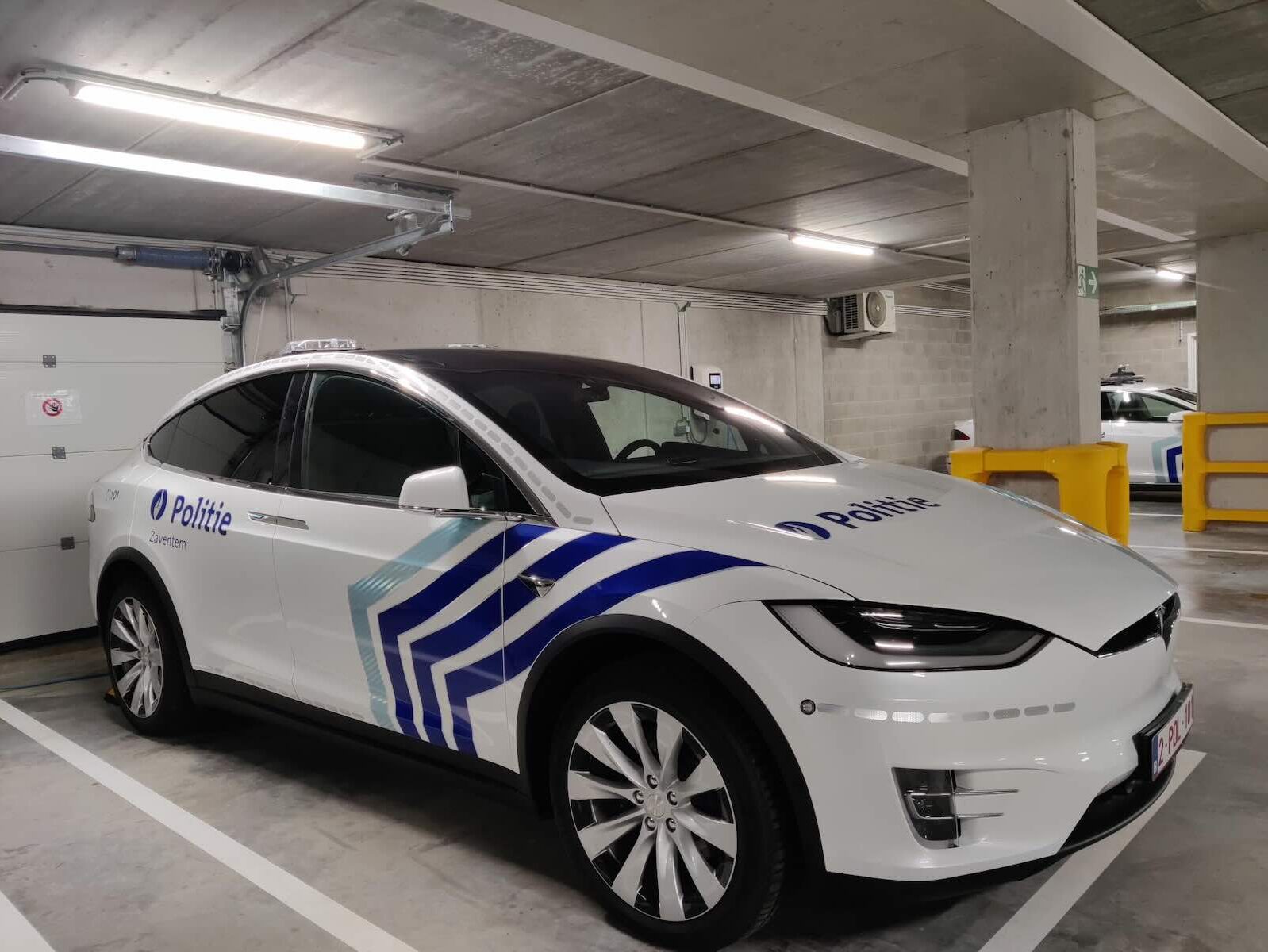 De bizarre reden waarom deze Belgische politie-Tesla al 4 jaar stilstaat