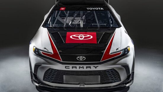 Toyota Camry nu ook met dikke V8