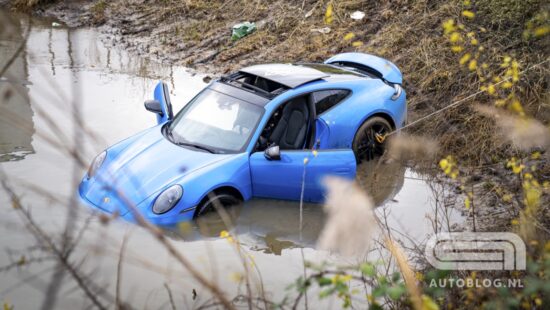 blauwe 911 GTS water