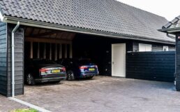 Audi RS6 vult carport van Zuid-Hollandse villa