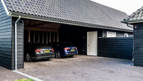 Audi RS6 vult carport van Zuid-Hollandse villa