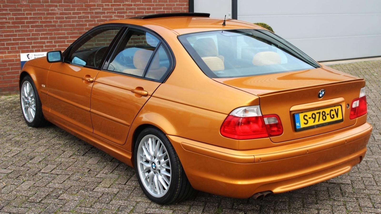 Koop deze bijzondere oranje BMW 323i Individual voor weinig