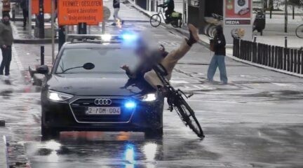 politie rijdt fietser aan