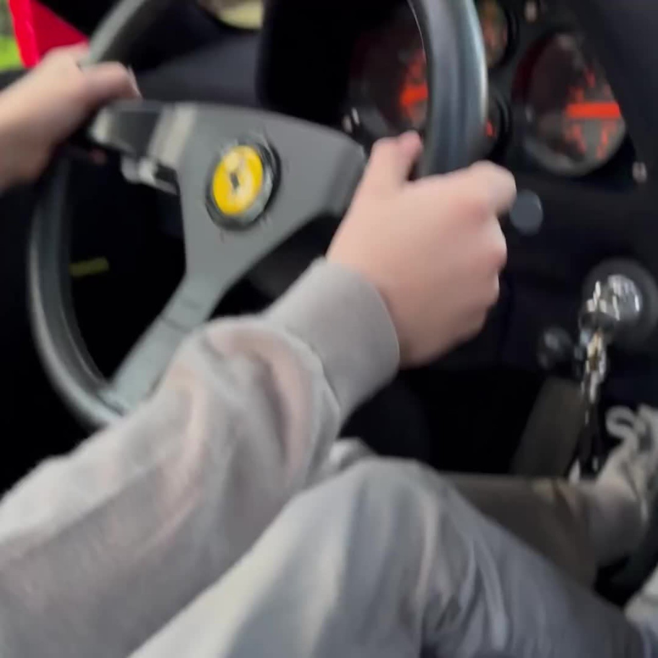 Video: Man leert zoontje autorijden in Ferrari 288 GTO