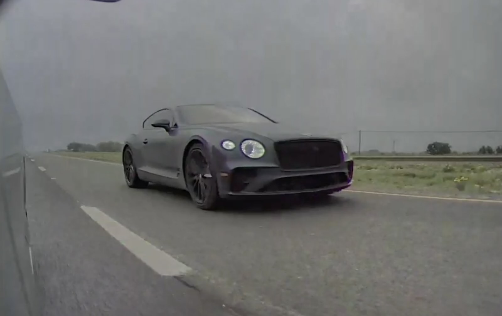 Video: Bentley-aso is twee keer het haasje