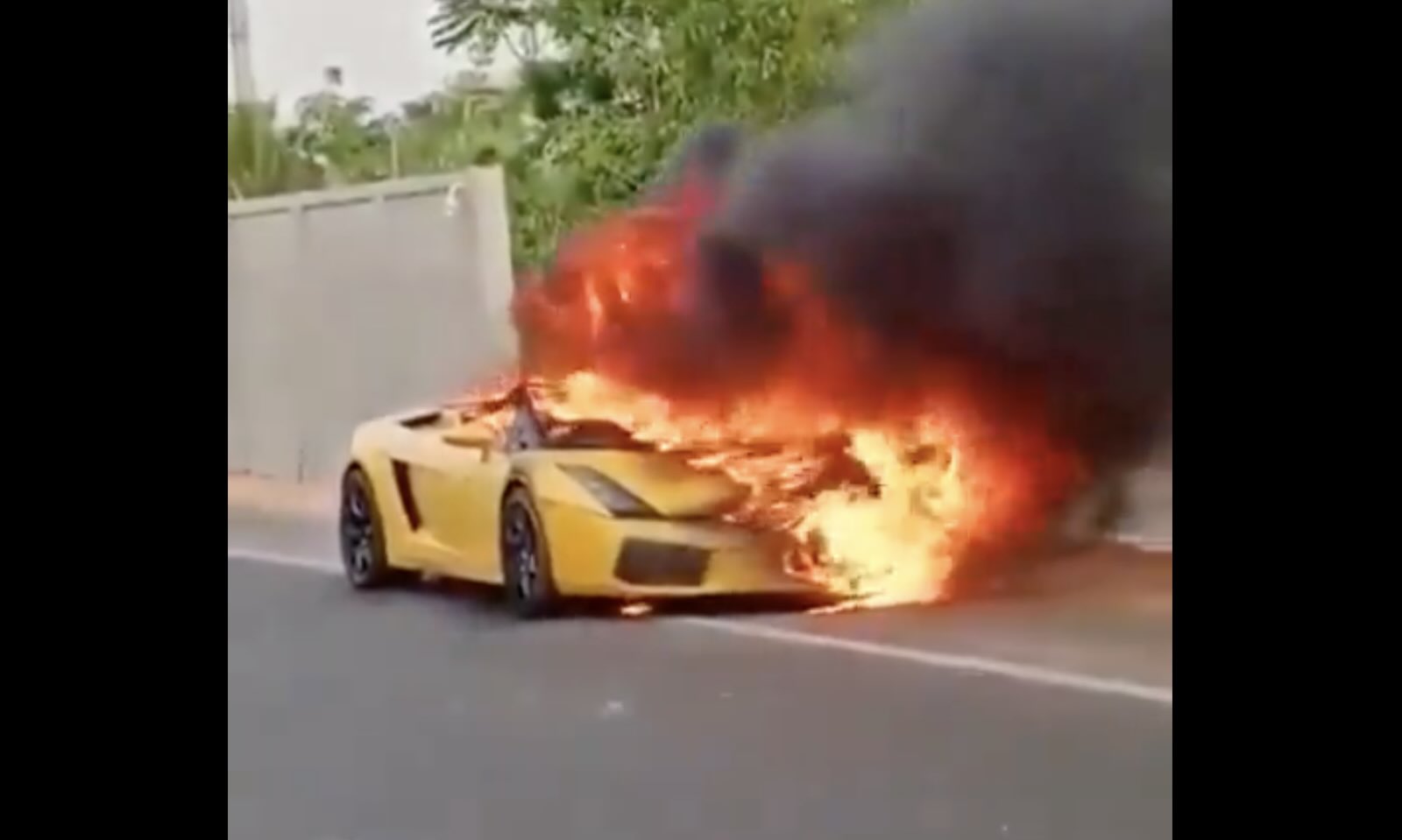 Video: Lamborghini Gallardo in de fik gestoken