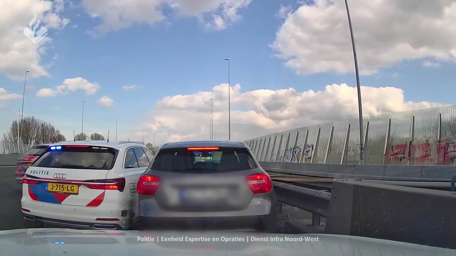 Video: Politie voorkomt dat gestolen Mercedes ervandoor gaat