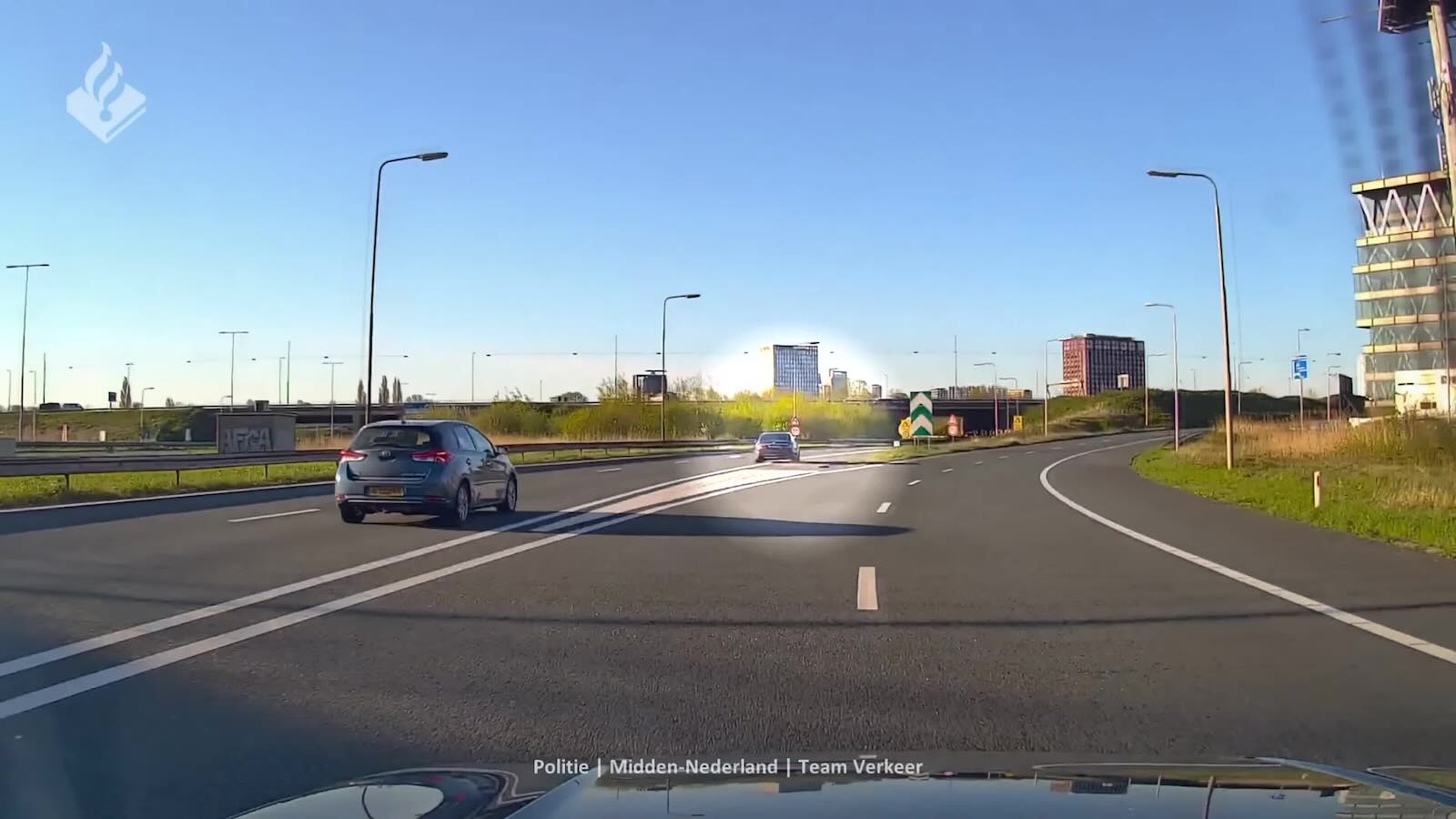Video: Mercedes aso rijdt 200 km/u waar 100 km/ is toegestaan